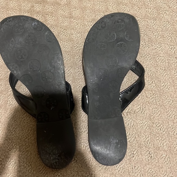 Black Tory Burch Flip Flop. Size 7 - Picture 2 of 4
